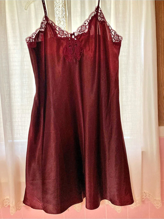 Solange satin Other - Solange satin Burgundy Lace Gown & Robe Size 14/16 Like New